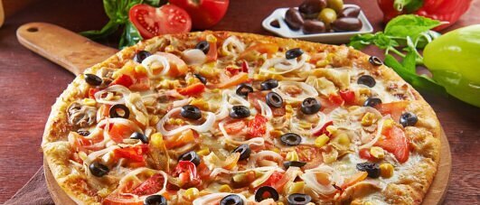 whole_italian_pizza_wooden_table_with_ingredients